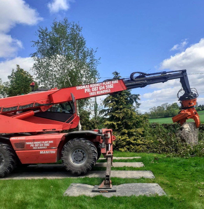 Grapple attachment lifting timber and stump material